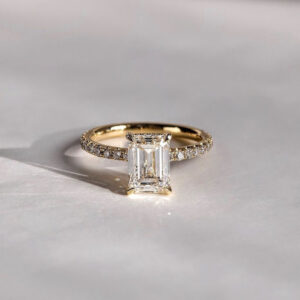 ANILLO EN ORO DE 18K CON PIEDRA MOISSANITA