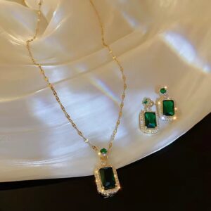 Set de collar y aretes con piedras circonitas verde esmeralda.